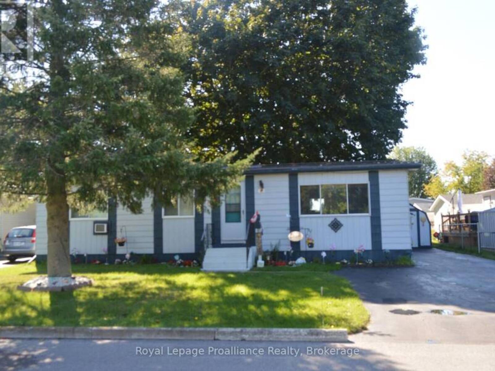 17 WARBLER LANE, Quinte West, Ontario K8N 4Z3