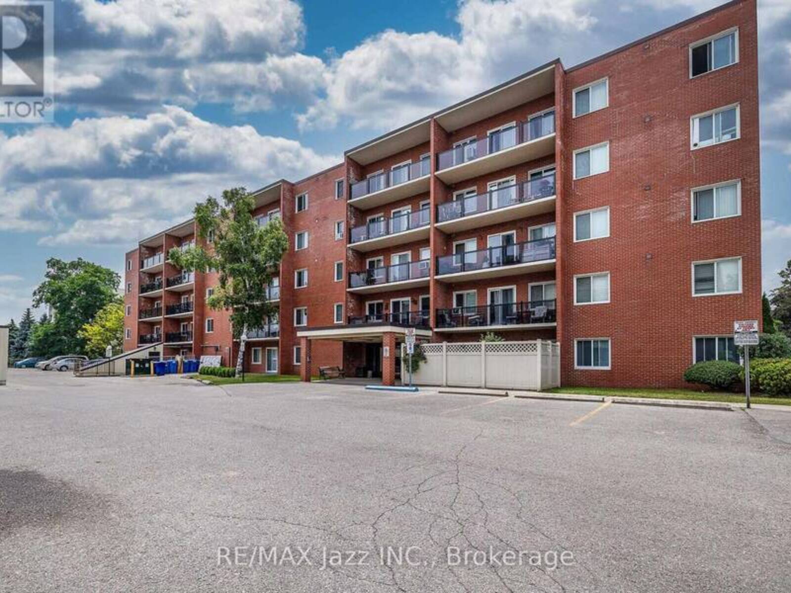 304 - 131 TAUNTON ROAD E, Oshawa, Ontario L1G 3T8