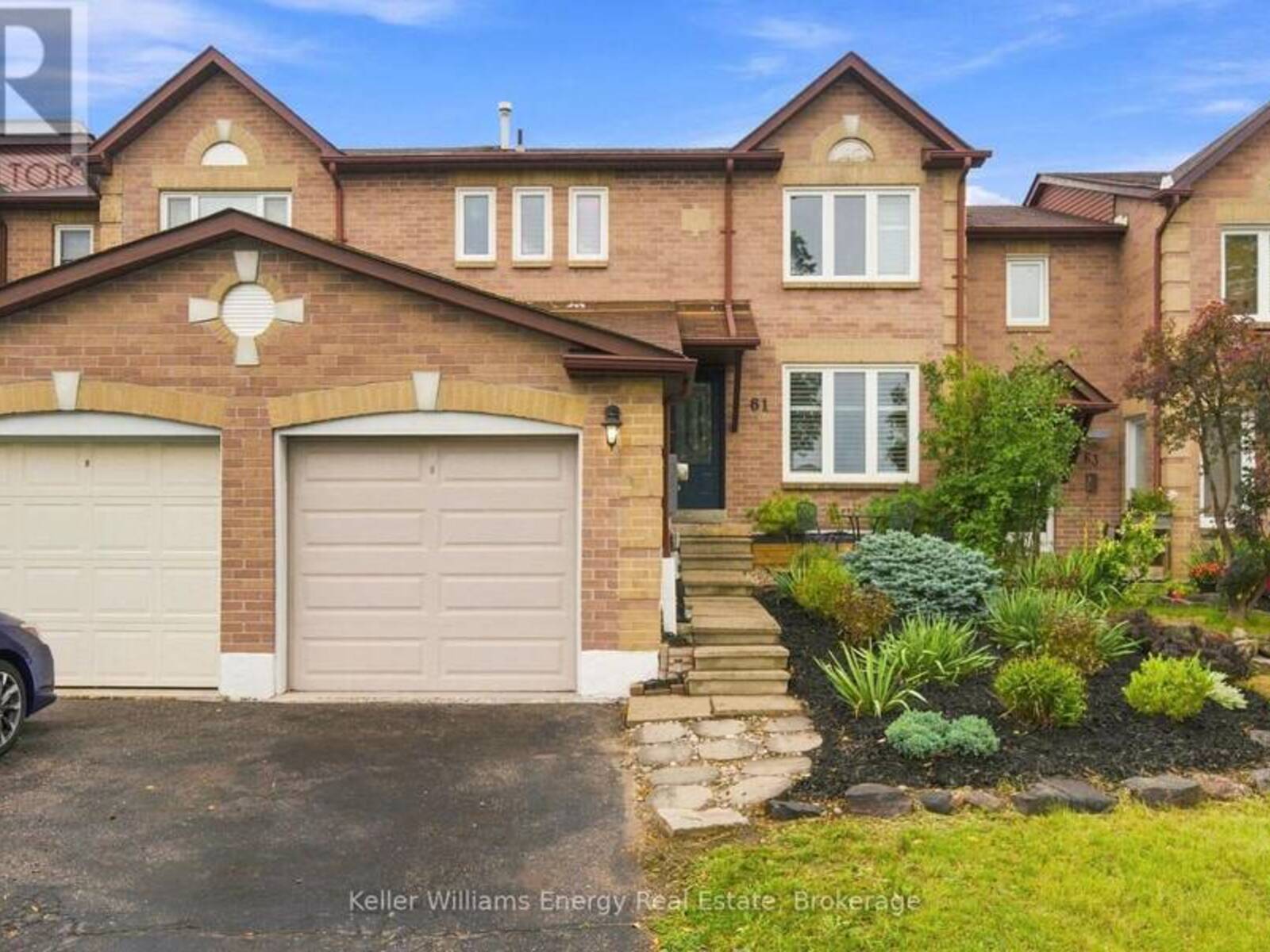 61 FERNBANK PLACE, Whitby, Ontario L1R 1T1