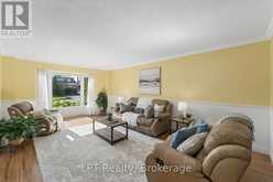 22 ENNISCLARE PLACE | Whitby Ontario | Slide Image Six