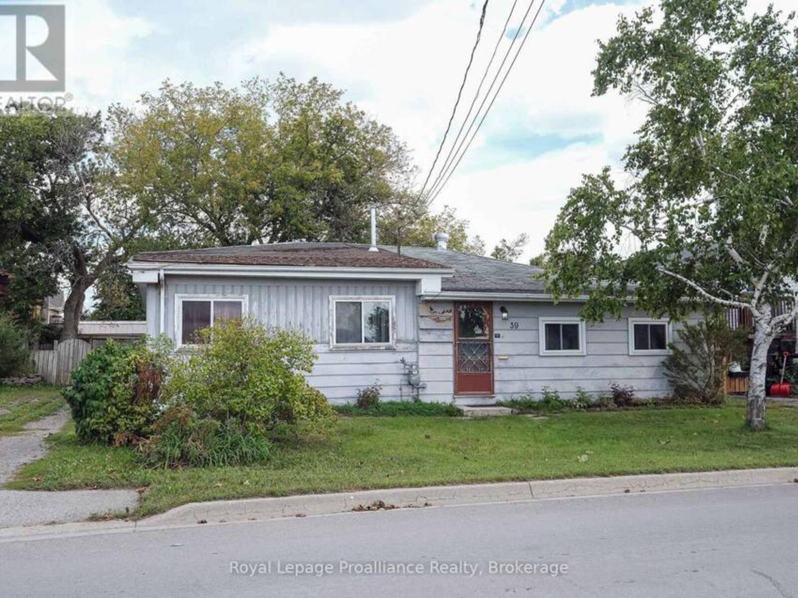 39 CENTRE STREET, Belleville, Ontario K8N 4W7