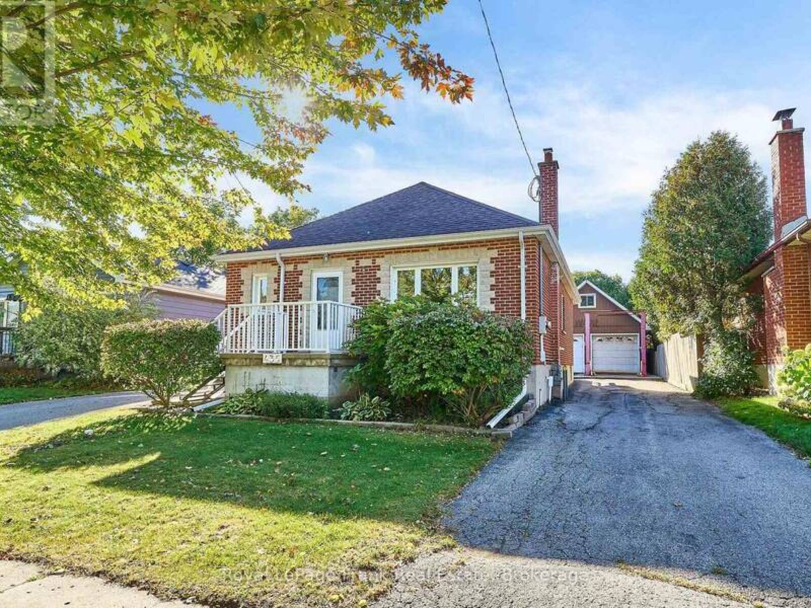 435 WOODCREST AVENUE, Oshawa, Ontario L1J 2T5