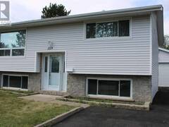 159 Essex CT Thunder Bay Ontario, P7A 7N4