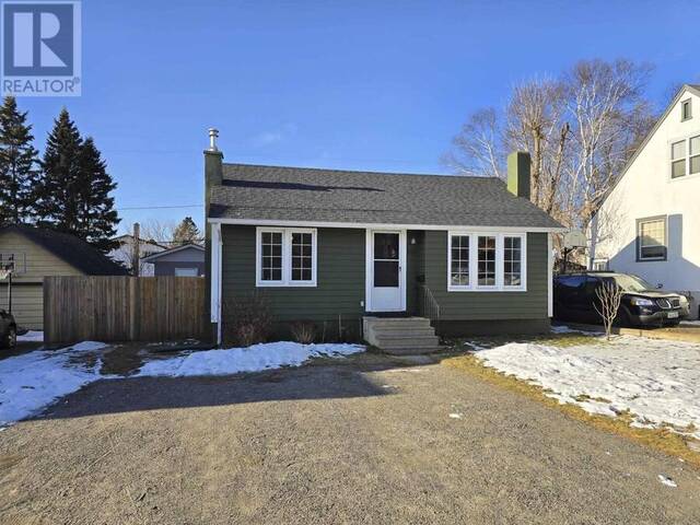 208 Hill Street S Thunder Bay Ontario, P7B 3V5