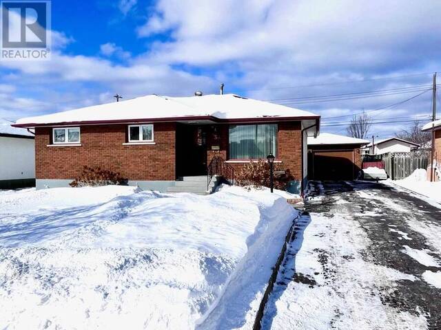 130 Oak AVE Thunder Bay Ontario, P7B 4W1 - 4 Bedrooms Home For Sale