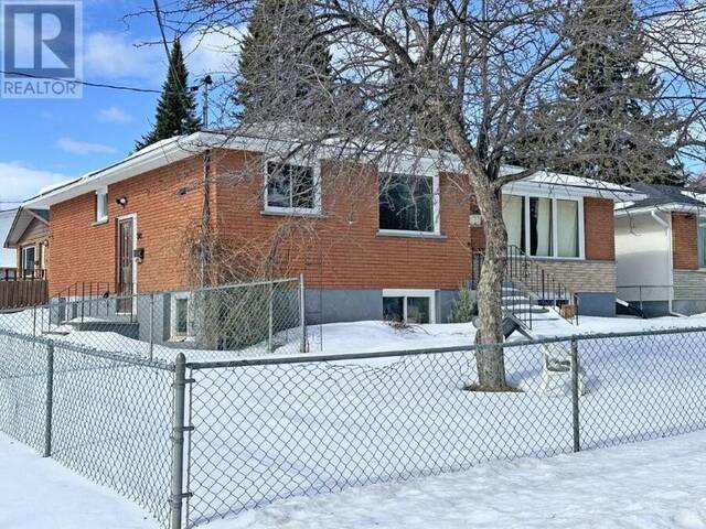 703 Hodder Ave Thunder Bay Ontario, P7A 1W2 - 5 Bedrooms Home For Sale