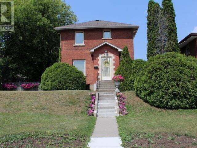 310 Algoma ST N Thunder Bay Ontario, P7A 5A9 - 4 Bedrooms Home For Sale