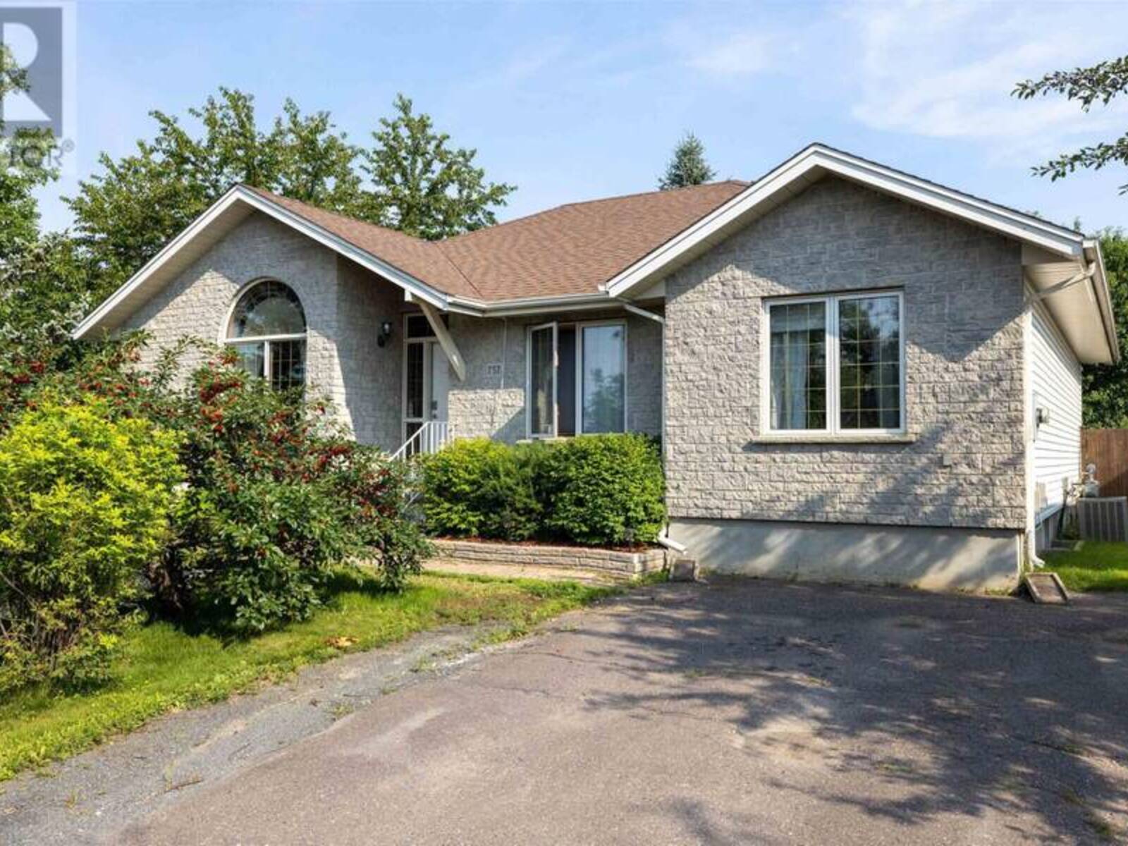 757 Porcupine BLVD, Thunder Bay, Ontario P7C 5Y9