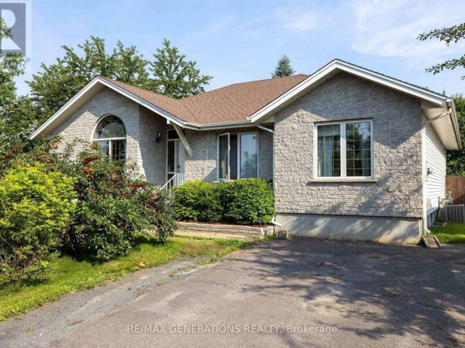 757 PORCUPINE BOULEVARD, Thunder Bay, Ontario P7C 5Y9