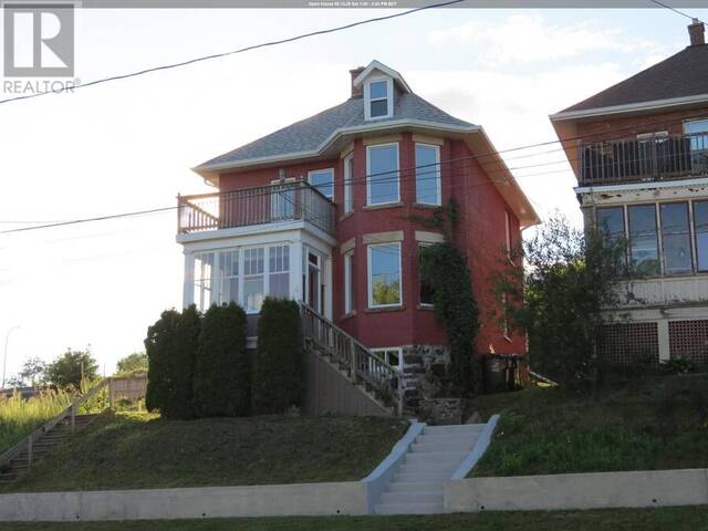 4 Crown ST Thunder Bay Ontario, P7B 3J6 - 3 Bedrooms Home For Sale