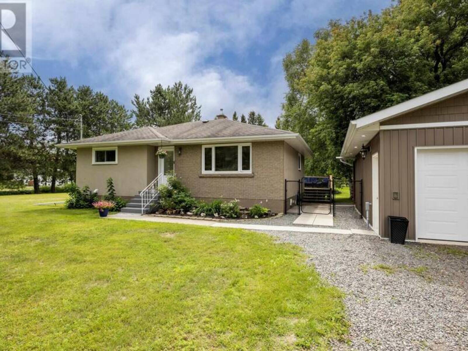 2312 Rosslyn RD, Thunder Bay, Ontario P7K 1G7