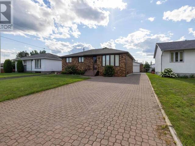 935 Crawford PL Thunder Bay Ontario, P7E 3C8 - 4 Bedrooms Home For Sale