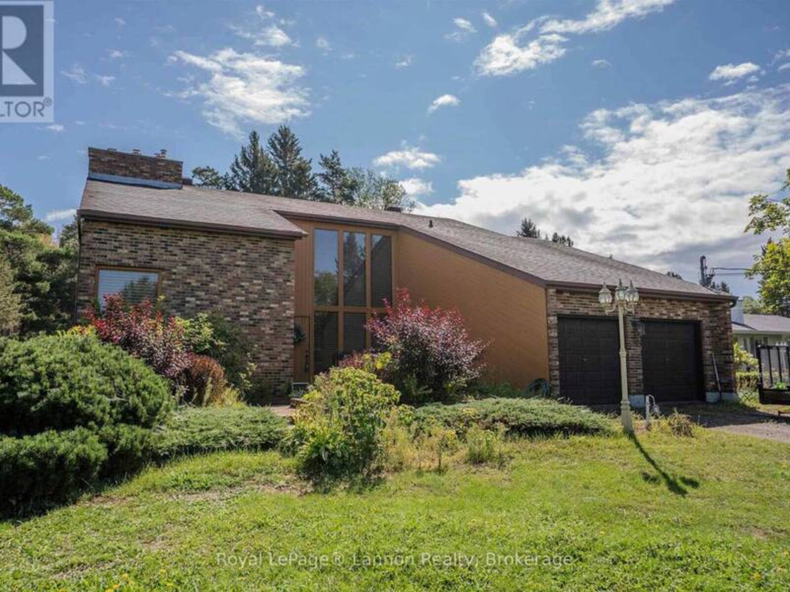 1702 GLENWOOD CRESCENT, Thunder Bay, Ontario P7K 1N3