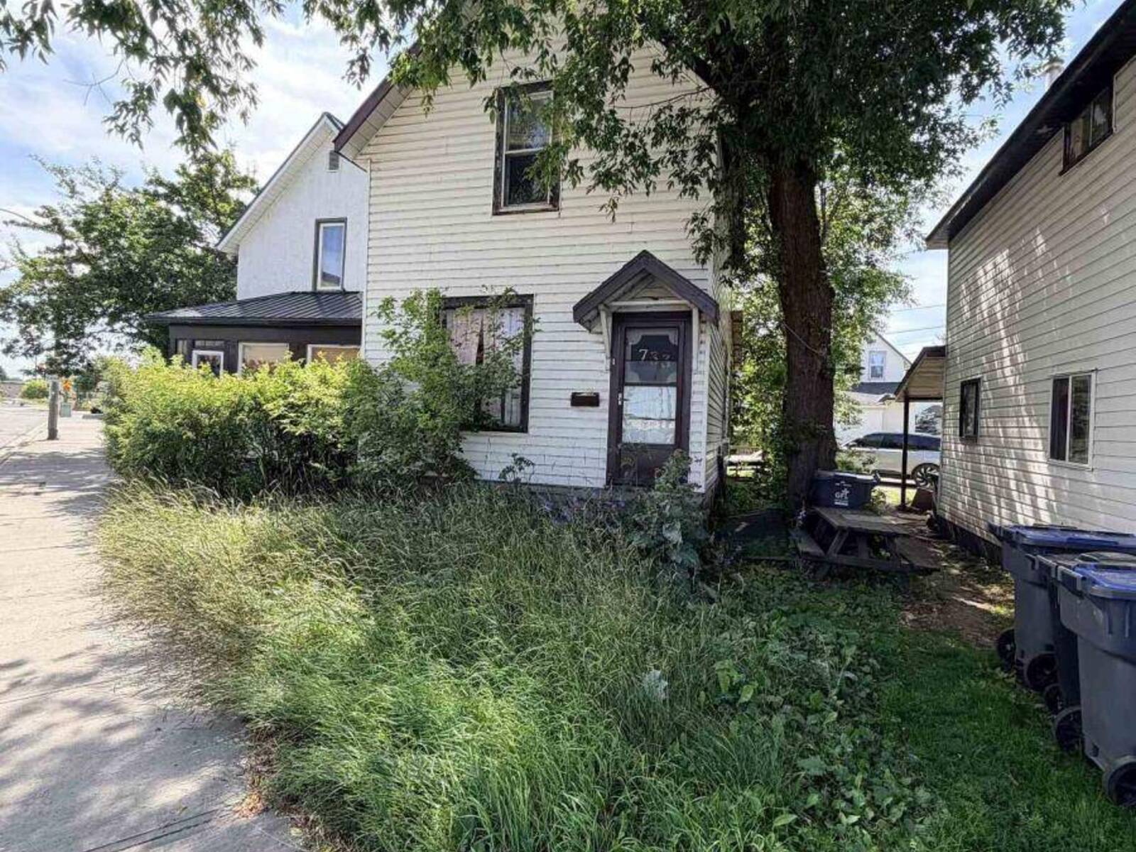 733 SIMPSON STREET, Thunder Bay, Ontario P7C 3K2