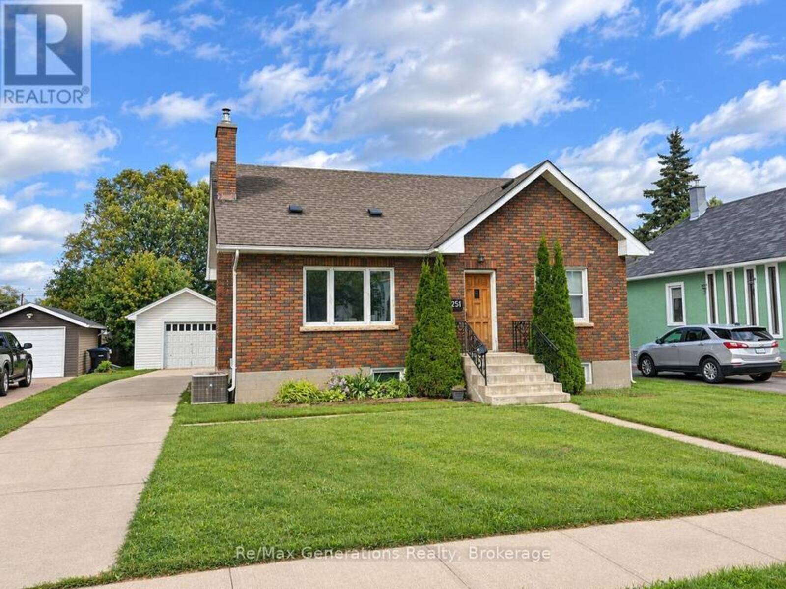 251 FRANCIS STREET W, Thunder Bay, Ontario P7C 4C1
