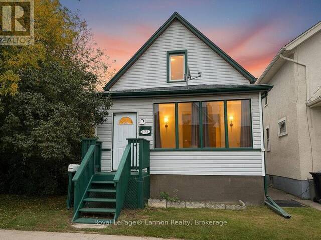 224 MCKELLAR STREET S Thunder Bay Ontario, P7E 1H7 - 4 Bedrooms Home For Sale