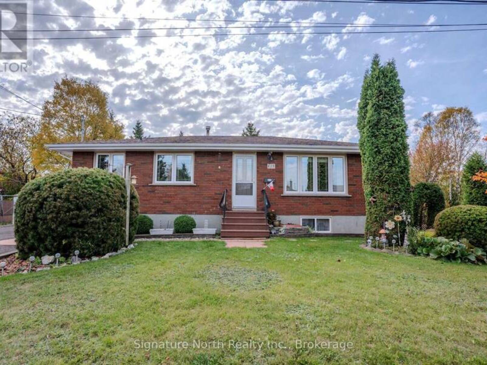 615 HOLLYLANE STREET, Thunder Bay, Ontario P7B 2E9