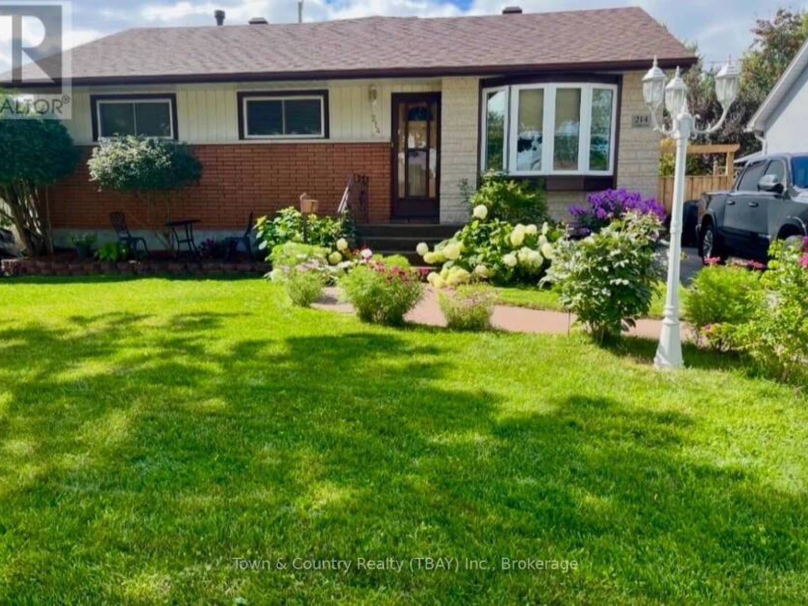 214 CEDAR AVENUE, Thunder Bay, Ontario P7B 4V3
