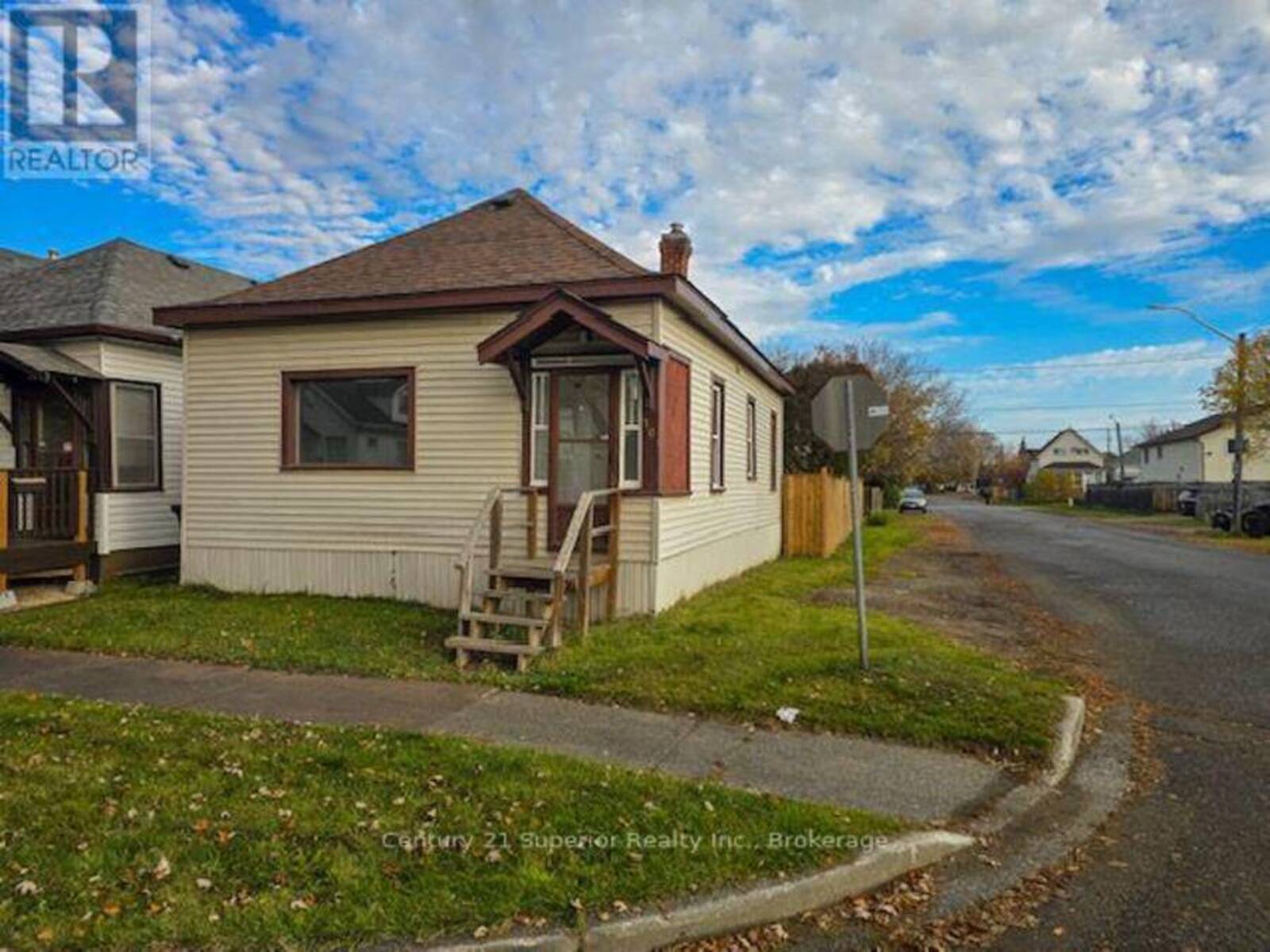 301 OGDEN STREET, Thunder Bay, Ontario P7C 2N4