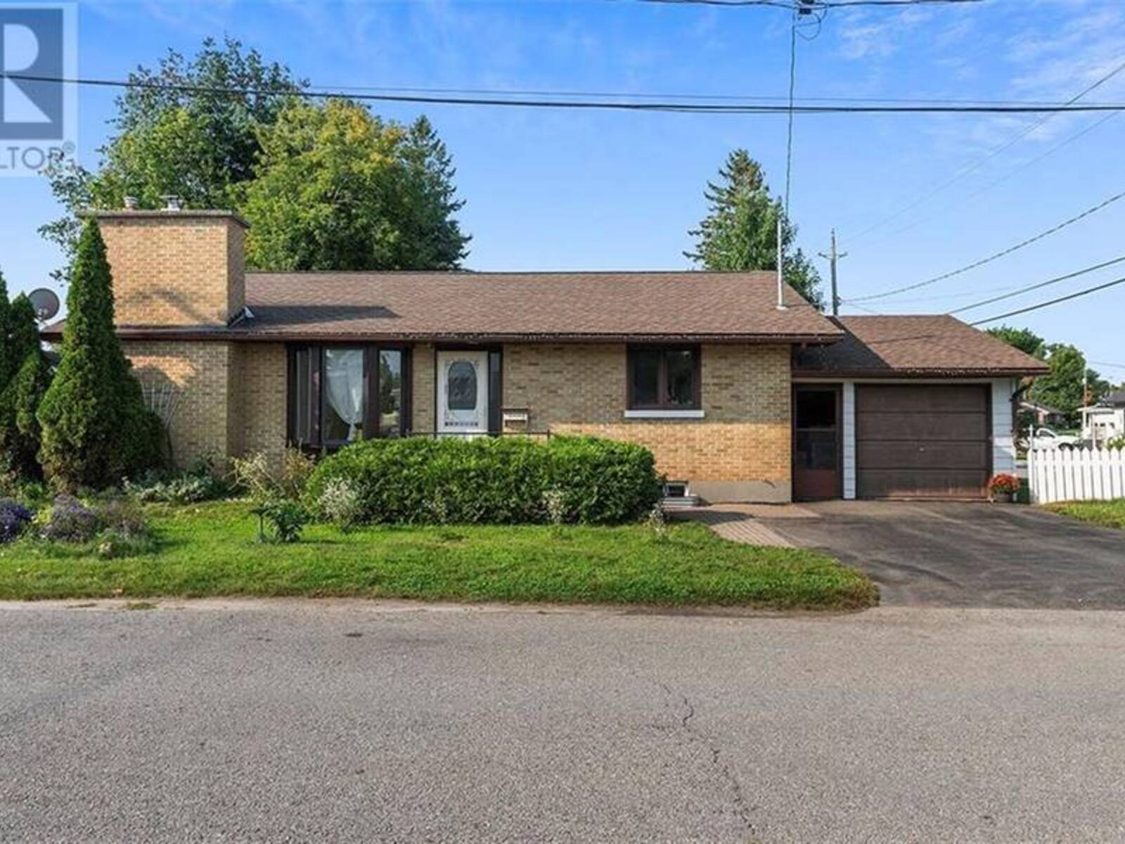 4 THOMAS AVENUE, Perth, Ontario K7H 2P7