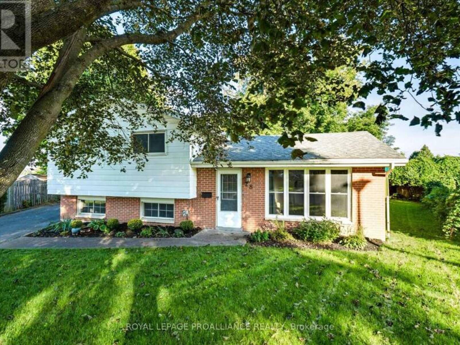 28 MASSEY PLACE, Brockville, Ontario K6V 3V9