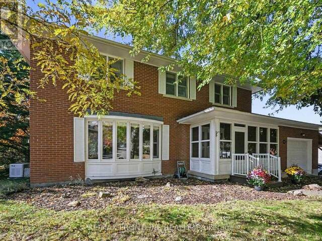 12 GLENVIEW CRESCENT Perth Ontario, K7H 2L2 - 6 Bedrooms Home For Sale
