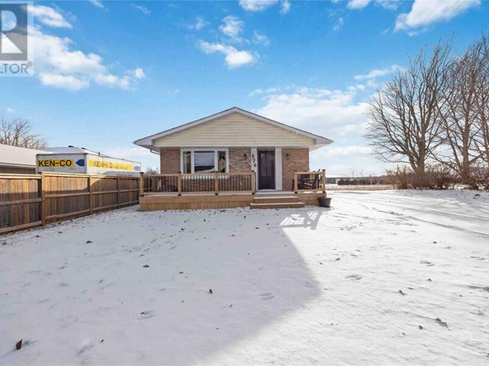 576 FRONT STREET, Plympton-Wyoming, Ontario N0N 1T0