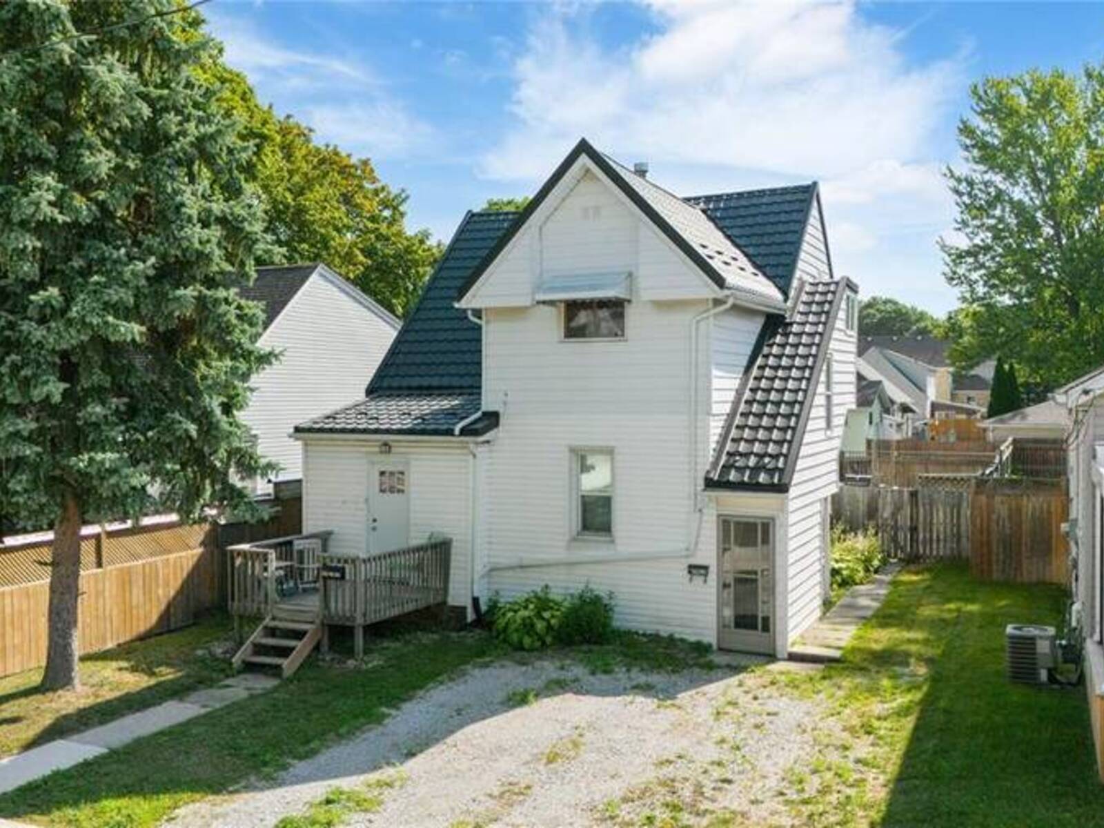 404 RUSSELL STREET, Sarnia, Ontario N7T 3M7