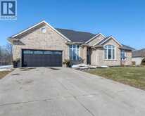 4294 GARDEN CRESCENT | Petrolia Ontario | Slide Image Two