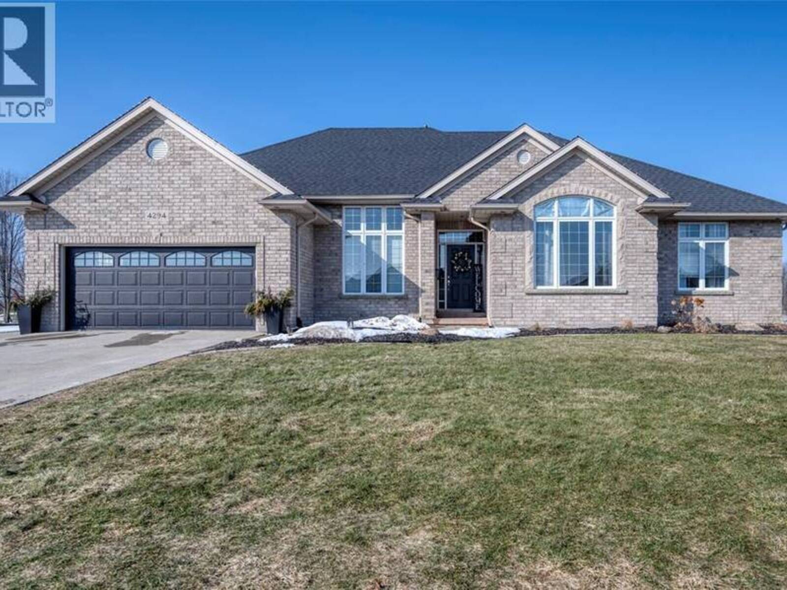 4294 GARDEN CRESCENT, Petrolia, Ontario N0N 1R0