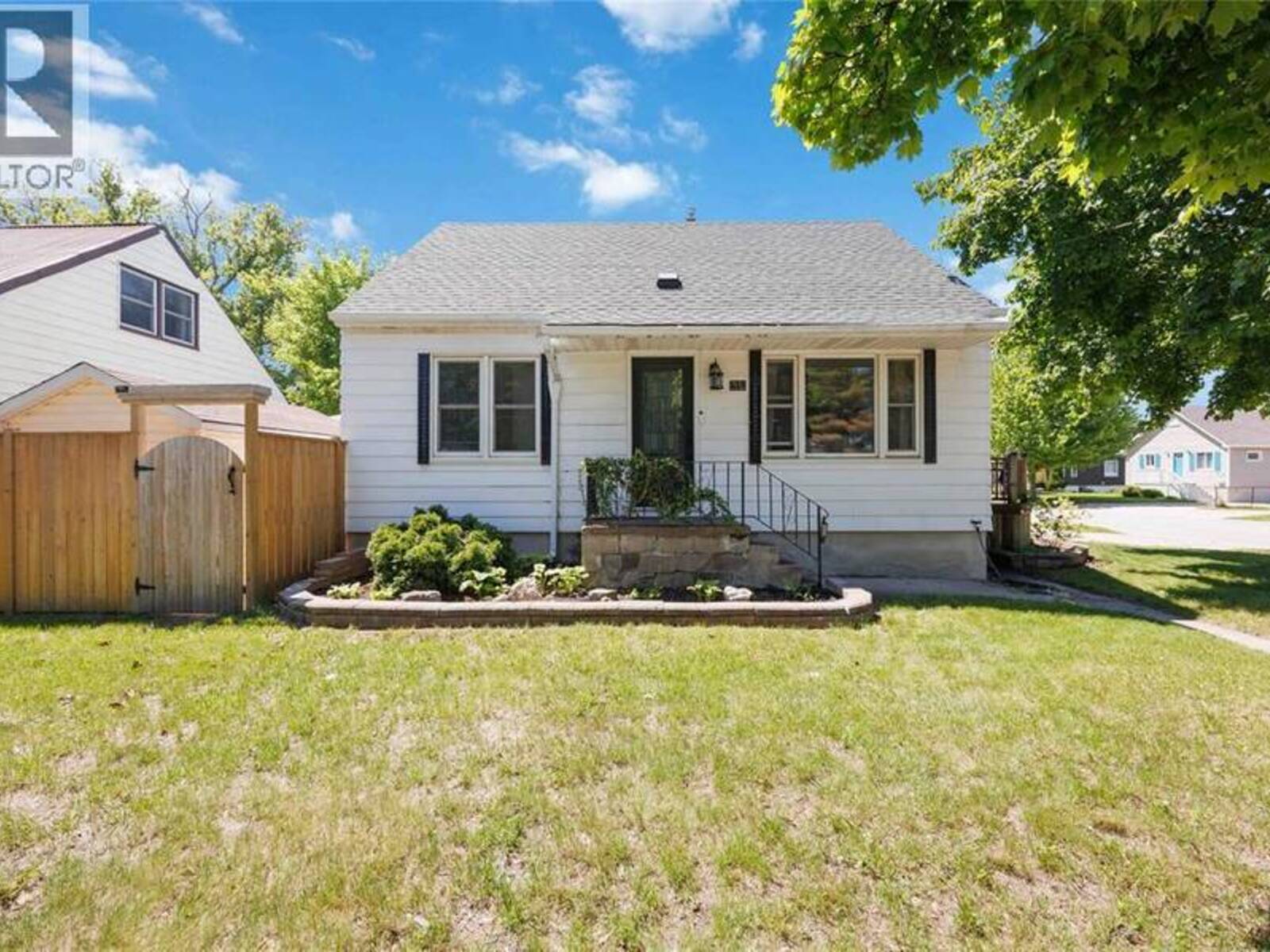 429 EAST STREET North, Sarnia, Ontario N7T 6Y6