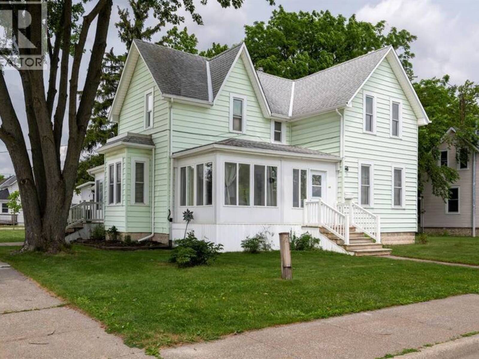 441 QUEEN STREET, Petrolia, Ontario N0N 1R0