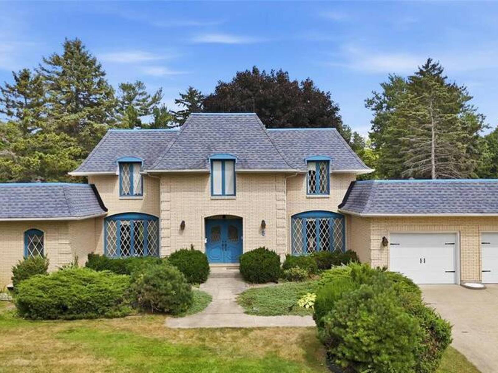 8 CRESTWOOD PLACE, Sarnia, Ontario N7S 5M9