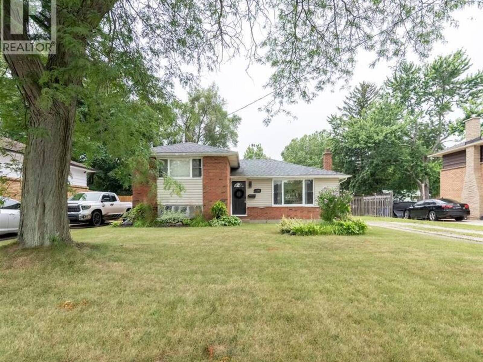 1049 INDIAN ROAD North, Sarnia, Ontario N7V 4C4