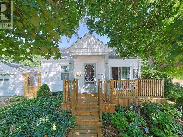 304 LORNE AVENUE Wallaceburg Ontario, N8A 3Z3 - 2 Bedrooms Home For Sale