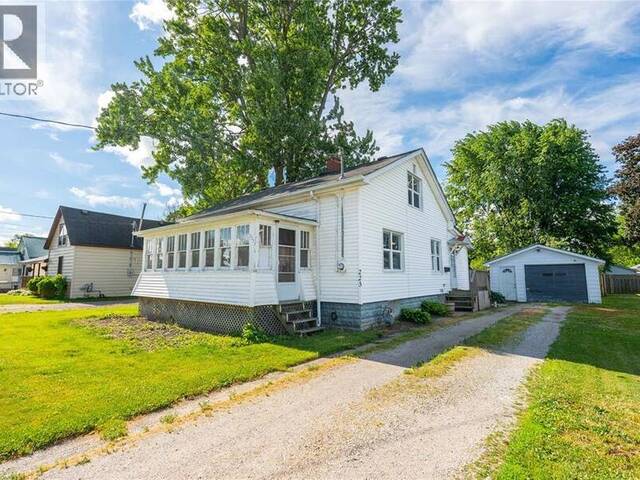 223 King STREET Wallaceburg Ontario, N8A 1H4 - 4 Bedrooms Waterfront Home For sale