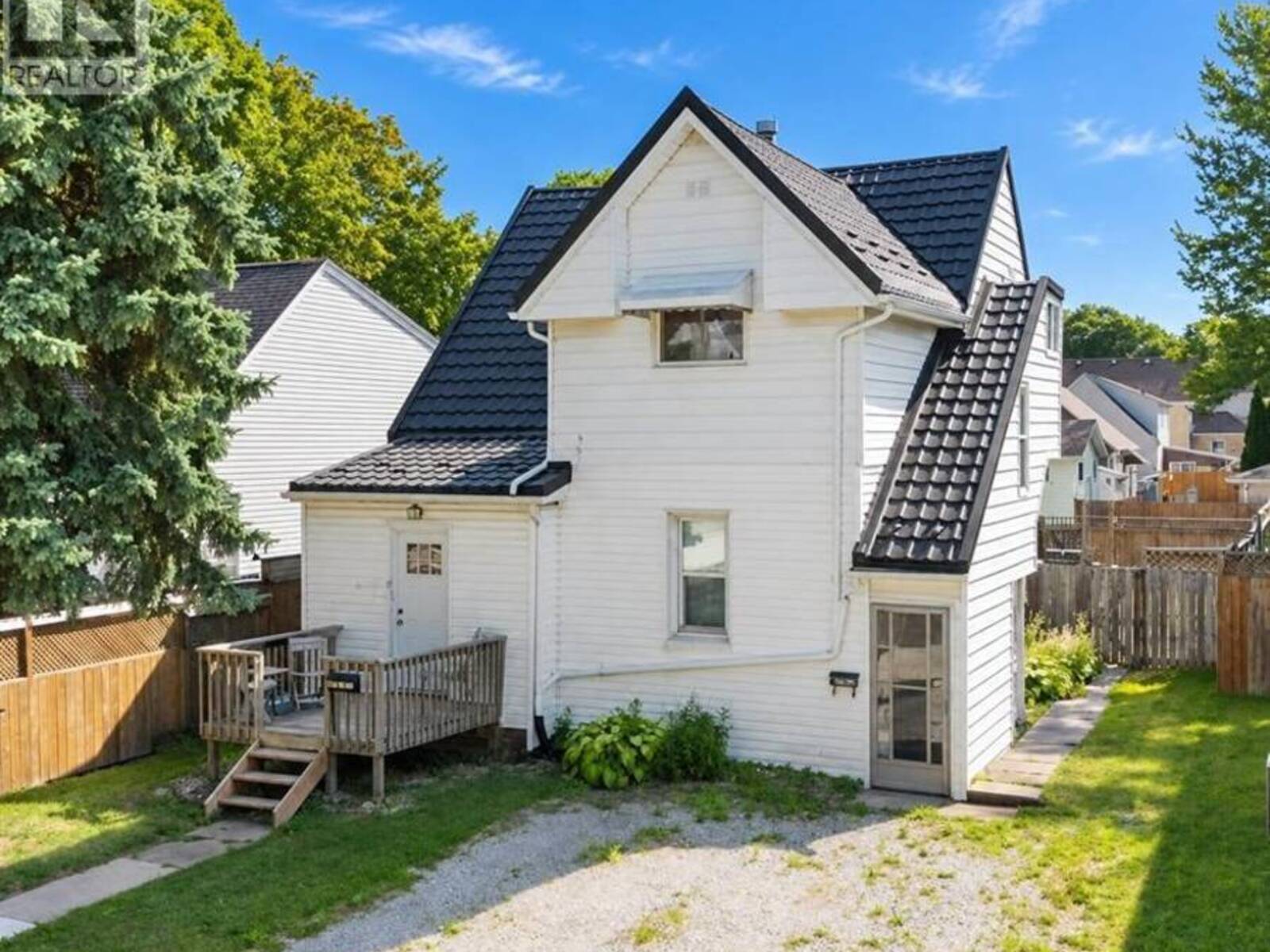 404 RUSSELL STREET South, Sarnia, Ontario N7T 3M7