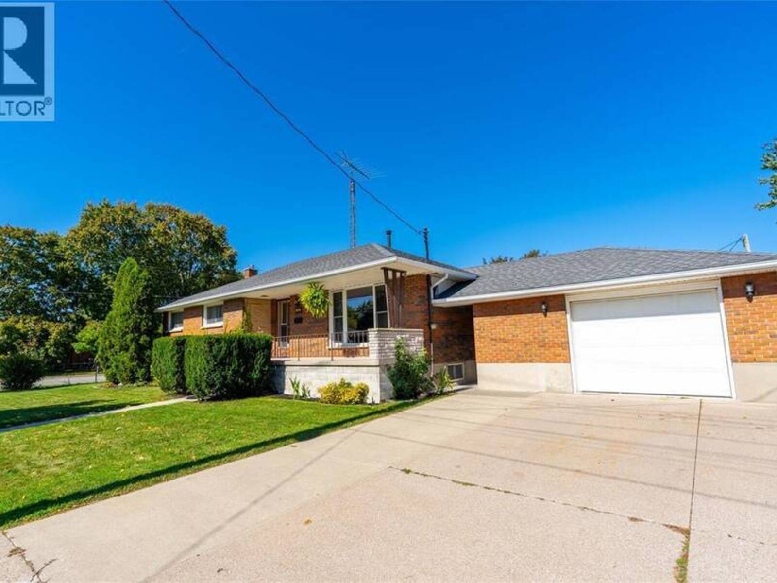 702 ROSS AVENUE, Sarnia, Ontario N7T 1K2