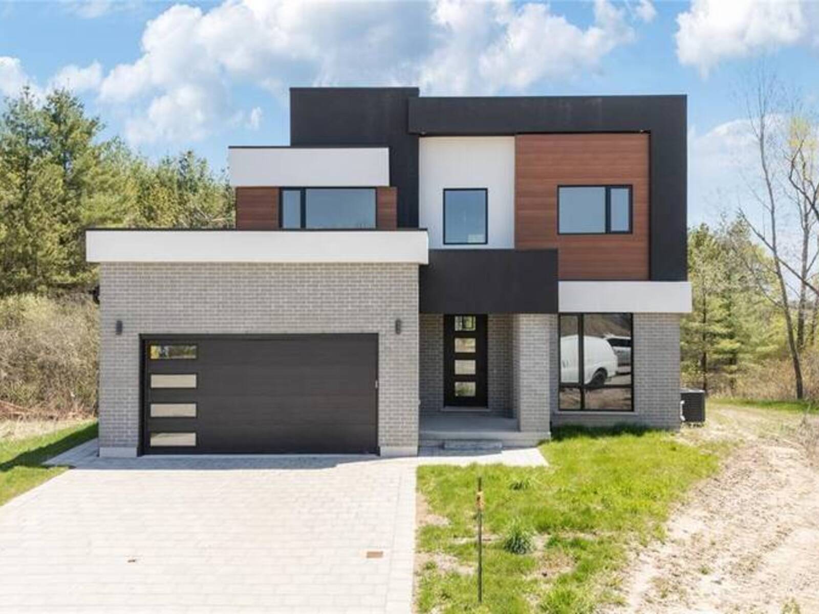 204 MERRITT COURT, Parkhill, Ontario N0M 2K0