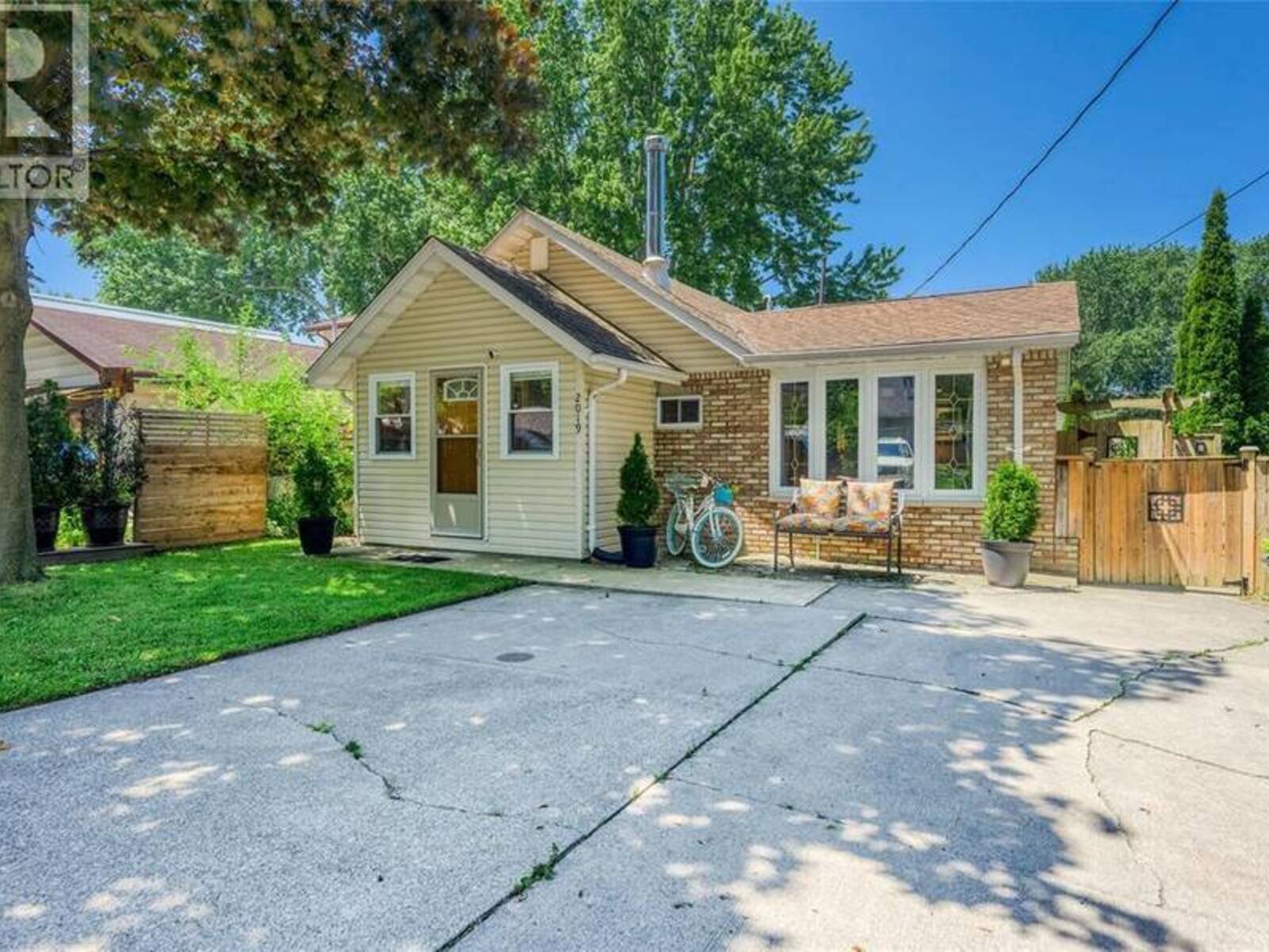 2019 BAY STREET, Sarnia, Ontario N0N 1C0
