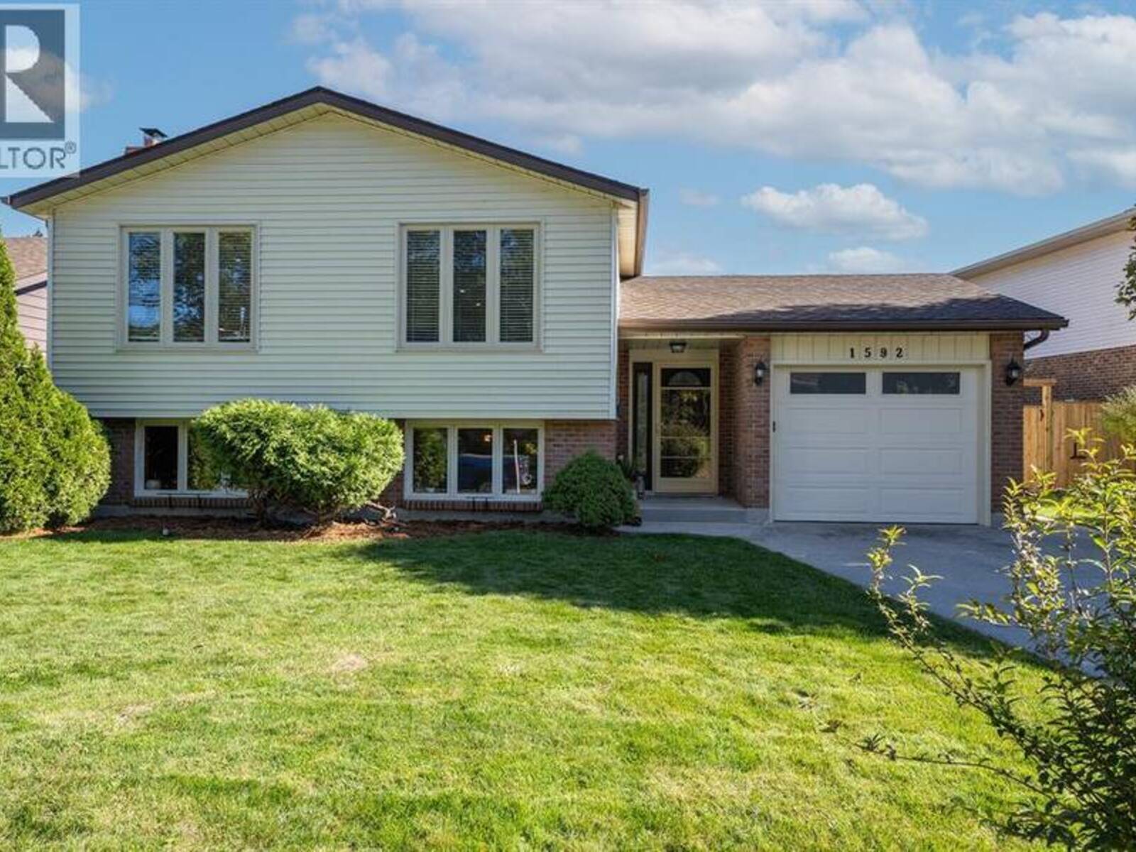 1592 COVENTRY COURT, Sarnia, Ontario N7S 3X8