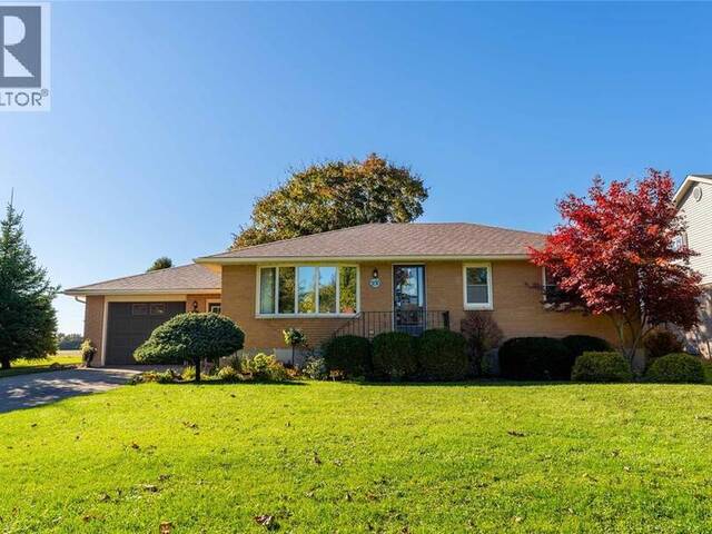 700 CENTENNIAL STREET Plympton-Wyoming Ontario, N0N 1T0 - 5 Bedrooms Home For Sale