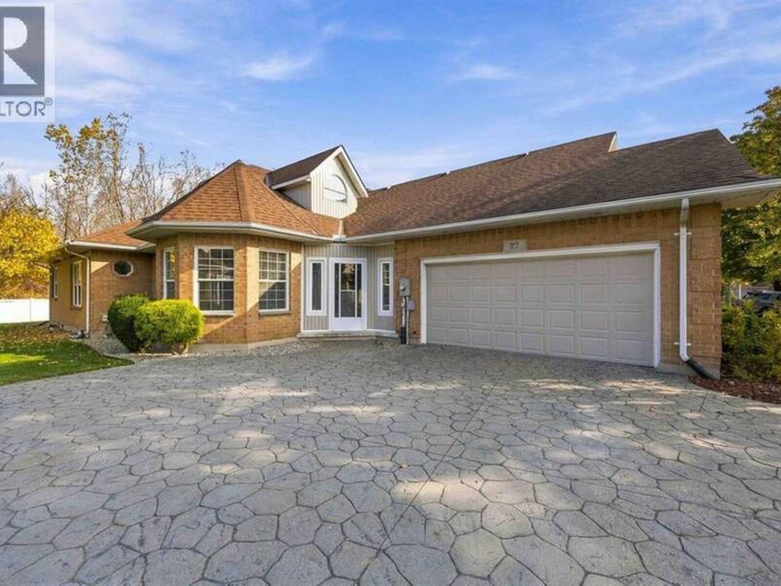 27 MICHAEL SNOW COURT, Sarnia, Ontario N7W 1B8