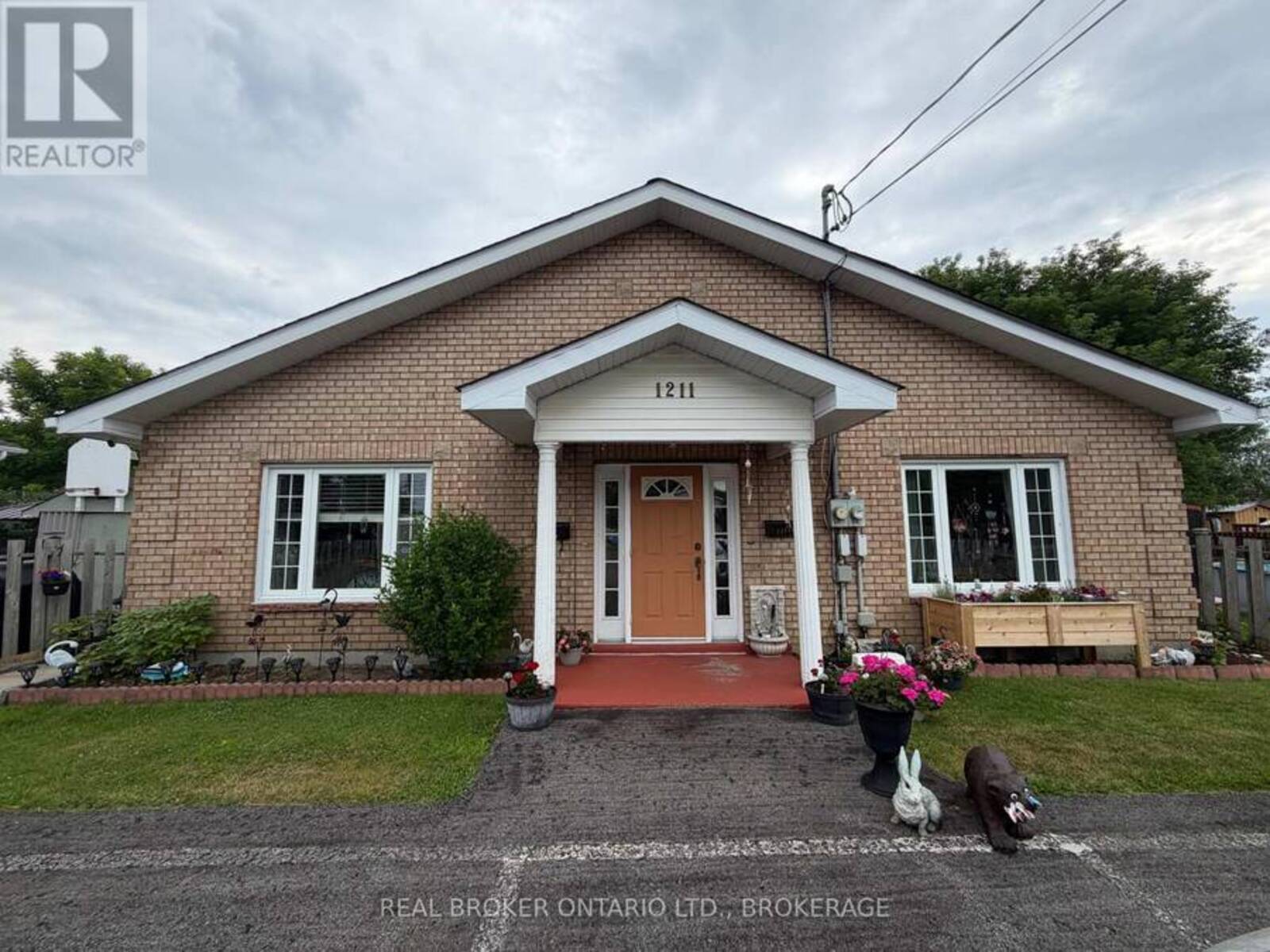 1211A-1211B NOTRE DAME STREET, Cornwall, Ontario K6J 4Y7