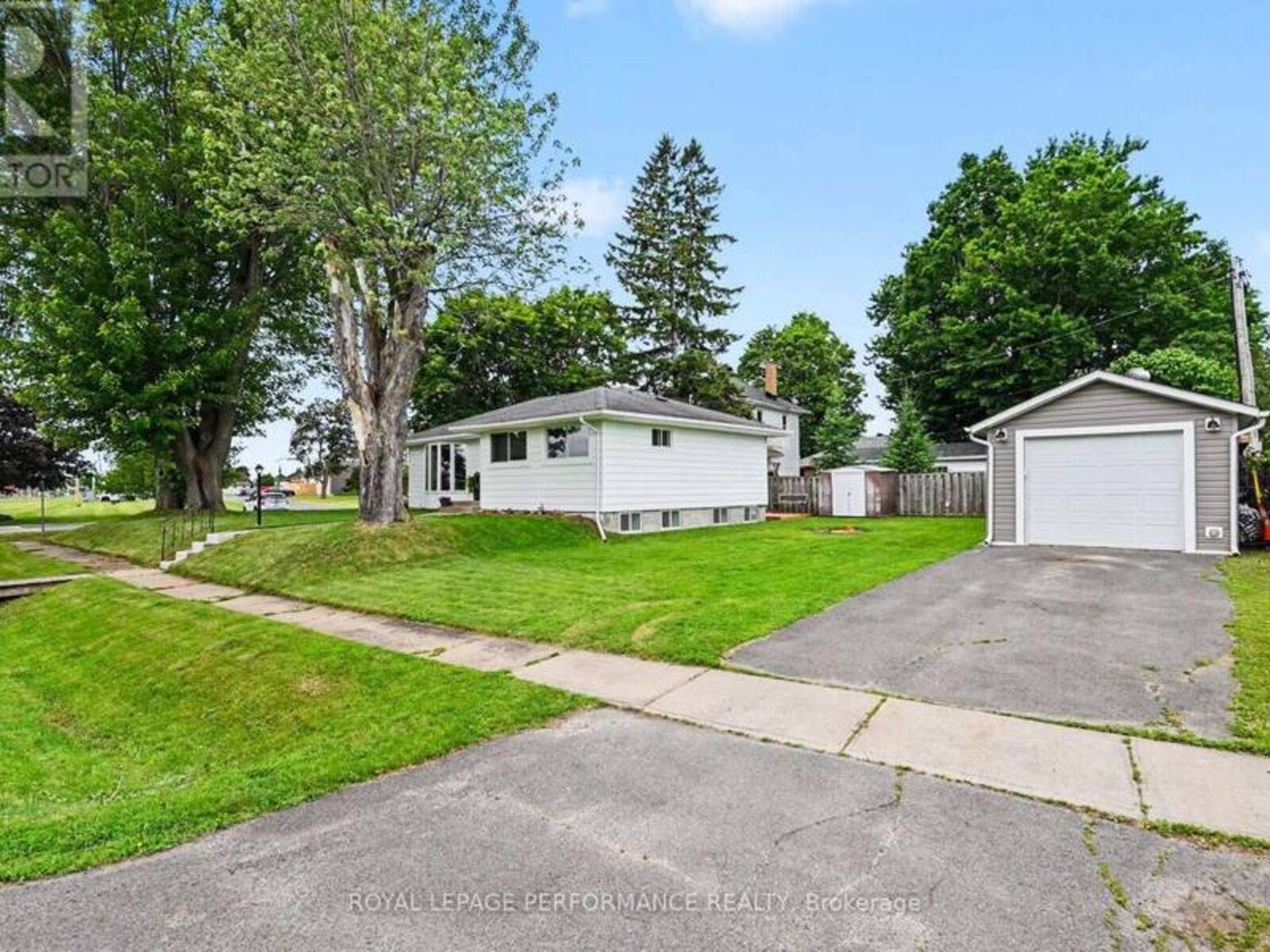 1 ADAM DIXON AVENUE, Long Sault, Ontario K0C 1P0