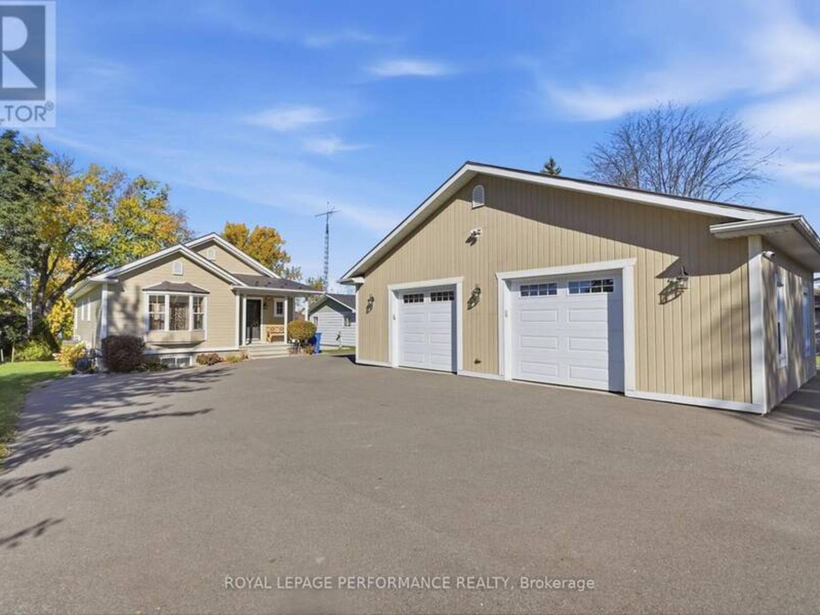 2204 BAY ROAD, L'Orignal, Ontario K0B 1K0